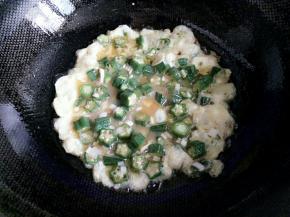 油热后放秋葵鸡蛋液，快速翻炒均匀后关火