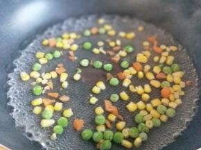 彩蔬丁焯水，断生即可。