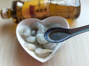 虾仁中加入少许生抽。