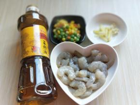 准备工作完成，姜蒜去皮切碎。