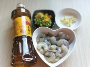 准备工作完成，姜蒜去皮切碎。