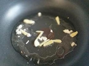 起油锅，加入切好的姜蒜煸炒。