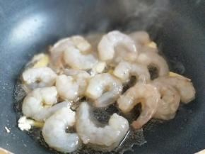 加入腌制好的虾仁煸炒。