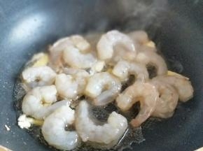 加入腌制好的虾仁煸炒。