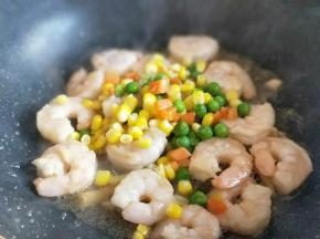 炒至变色加入焯水的彩蔬丁快速翻炒至均匀即可出锅。