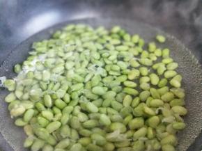 毛豆焯水，冷水入锅。
