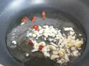 起油锅，加入切好的蒜和辣椒炒香。