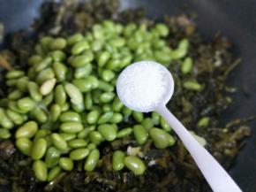 加入盐，中火翻炒片刻。(根据个人口味放盐量)