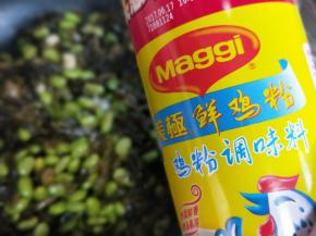 加入鸡粉，翻炒均匀出锅。