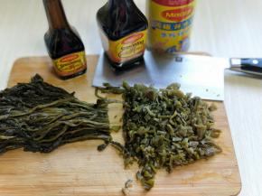 雪菜洗干净，切碎。