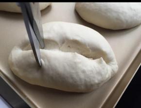 用剪刀先剪开长条，再剪两个横条