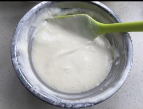 加入低粉翻拌均匀，再加入拌匀的水和油拌匀。