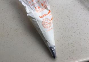 装入裱花嘴，喜欢的话在裱花袋边沾一点色粉。