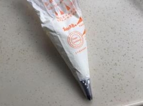 装入裱花嘴，喜欢的话在裱花袋边沾一点色粉。