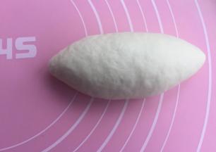 然后把近端的1/3往上折，收口。翻面