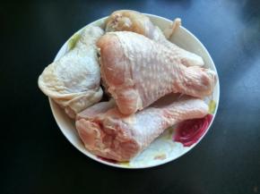 准备好鸡腿并洗净。