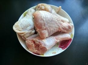 准备好鸡腿并洗净。