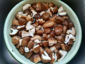 香菇在水中浸泡10分钟去泥沙。