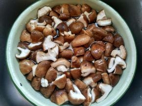 香菇在水中浸泡10分钟去泥沙。