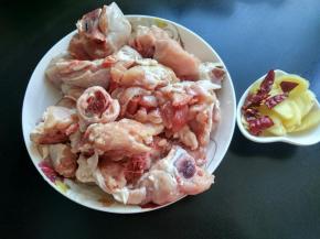 鸡腿剁成块，生姜切片，辣椒切碎。