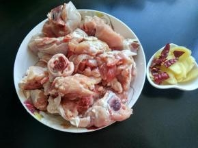 鸡腿剁成块，生姜切片，辣椒切碎。