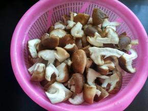 香菇洗净并挤干水分。