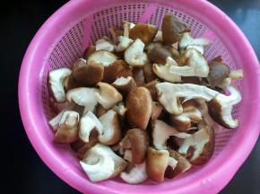 香菇洗净并挤干水分。