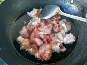 冷水下锅，将鸡块焯水。