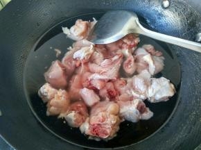 冷水下锅，将鸡块焯水。