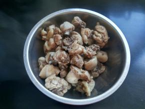 去浮沫，水开后将鸡块捞出。