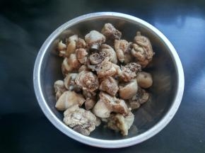 去浮沫，水开后将鸡块捞出。