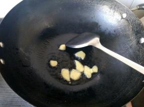 锅内放油，将生姜爆香。