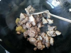 倒入鸡块，翻炒，放酱油，料酒，辣椒，翻炒。