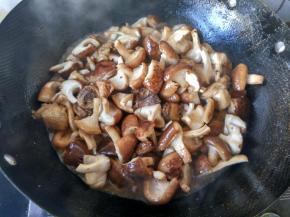香菇变软，盖上锅盖，中火炖煮。