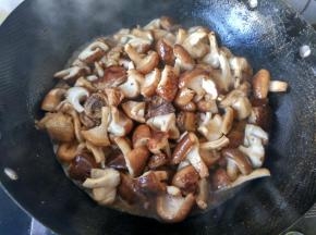 香菇变软，盖上锅盖，中火炖煮。
