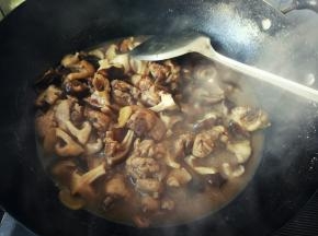 锅中汤汁变浓，收汁，可以出锅了。