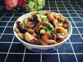 撒上香葱，一碗香喷喷的香菇烧鸡块出炉啦，鸡肉软烂，香菇醇厚，味道真不错。