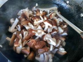 倒入香菇，翻炒。