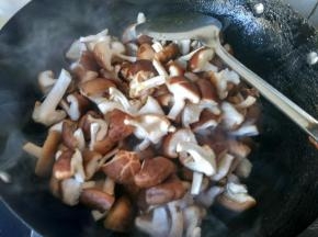 倒入香菇，翻炒。