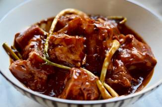 放姜片葱段、适量生抽老抽料酒豆鼓蚝油生粉、一勺油，戴上一次性手套抓匀，淹制两小时以上