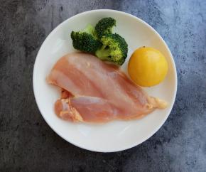 首先准备好食材:鸡胸肉、西蓝花、柠檬