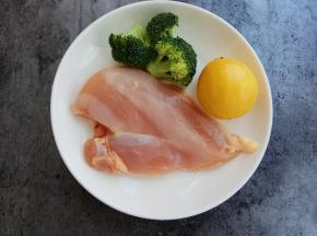 首先准备好食材:鸡胸肉、西蓝花、柠檬