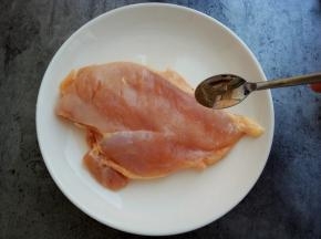 放入半勺黑胡椒粉