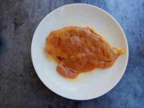 给鸡胸肉按摩均匀