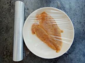 再放入少许食用油按摩均匀盖上保鲜膜腌制6小时