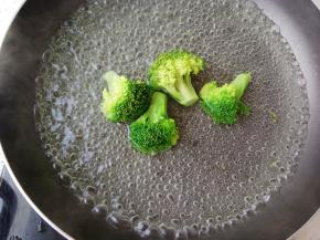 西蓝花洗干净开水入锅焯一下