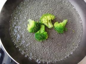 西蓝花洗干净开水入锅焯一下