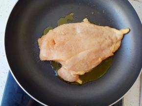 鸡排腌制好后，锅里刷少许油，把鸡排放入锅中小火煎制