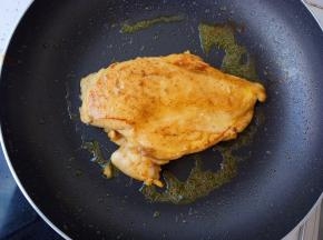 小火慢慢煎，煎到两面金黄，在鸡排表面刷上一层蜂蜜