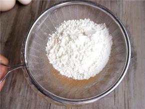 筛入低筋面粉搅拌均匀至无干粉颗粒。